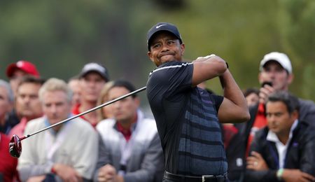 Woods seizes share of early lead at Tour Championship