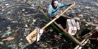epa12152404 A boatman paddles along the trash-filled Manila Bay coastline, Philippines, 03 June 2025. World Environment Day is celebrated annually on 05 June, with this year's theme calling for collective action to tackle plastic pollution.  EPA-EFE/FRANCIS R. MALASIG