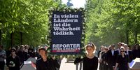 Journalists symbolically carry ten coffins and a banner reading ‘Truth is fatal in many countries’ to the Reichstag building in Berlin, Germany, on 3 May 2007. (Photo: EPA / Arno Burgi)