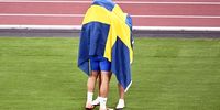 epaselect epa09382700 Gold medalist Daniel Stahl and silver medalist Simon Pettersson of Sweden celebrate after Men's Discus Throw Final during the Athletics events of the Tokyo 2020 Olympic Games at the Olympic Stadium in Tokyo, Japan, 31 July 2021.  EPA-EFE/CHRISTIAN BRUNA