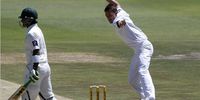 South Africa's Dale Steyn celebrates after taking the wicket of Pakistan's Mohammad Hafeez during the second day of their first test cricket match in Johannesburg, February 2, 2013. (Photo: REUTERS / Mike Hutchings)