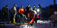Emergency personnel and locals search for survivors at the site of a collapsed building in the aftermath of a major earthquake in the Elbistan district of Kahramanmaras, Turkey, 8 February 2023. (Photo: EPA-EFE / SEDAT SUNA)