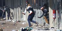 Looters flee from police at Letsoho Mall in Katlehong, Gauteng. (Photo: Felix Dlangamandla)