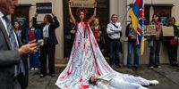 Ukrainian women take part in a performance protest outside the Royal Opera House as they demonstrate against the performance of Russian soprano Anna Netrebko at the premiere of Tosca on September 11, 2025 in London, England. Opposition to the show has come from supporters of Ukraine and is directed at the opera's star, Anna Netrebko, over the Russian soprano's perceived association with Vladimir Putin. (Photo by Carl Court/Getty Images)