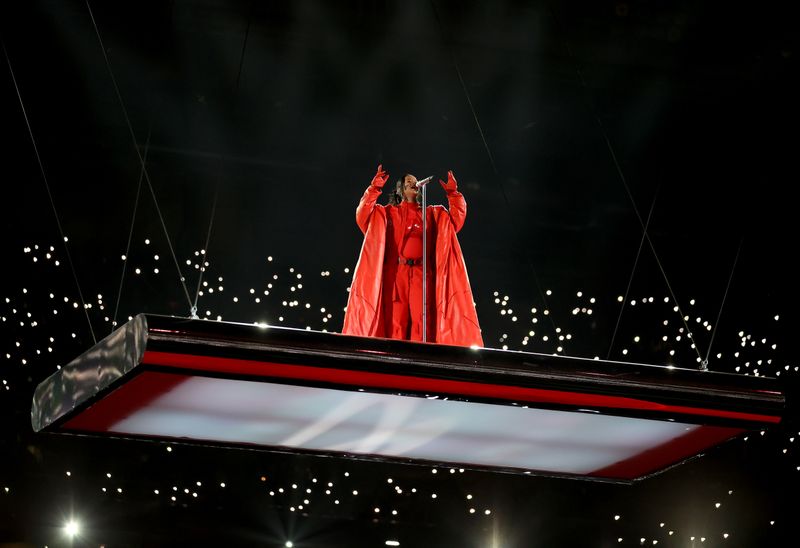 Rihanna lights up Super Bowl stage with 'Diamonds'