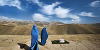 Noor Nisa (right), 18, in labour and stranded with her mother in Badakhshan Province, Afghanistan. November 2009. (Photo: Courtesy of Lynsey Addario and Lyles & King, New York)