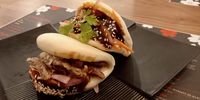 Ready to bite into, the Dumpling Bar’s roasted duck bao buns. (Photo: Wanda Hennig)