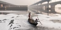 Delhi (India), men fish in the foam of the Yamuna River, between the Amrapali Yamuna bridge and the Kalindi Kunj bridge. A tributary of the Ganges, the Yamuna is one of the world’s most polluted rivers. Every day the city of Delhi dumps hundreds of millions of litres of sewage into its waters. New Delhi is one of the world’s most polluted cities. In winter especially, smoke and smog create a toxic mantle from which it is impossible to escape. In particularly poor conditions, breathing Delhi’s air could be equivalent to smoking up to 20 cigarettes a day. How are Delhi’s residents trying to combat this emergency? With masks (but these have to be of the requisite quality), with purifiers (very expensive) and with plants that emit oxygen also at night (but these aren’t enough). A bar has even opened where customers can breathe pure oxygen for 15 minutes at a cost of 400 rupees (around €5). The problem is mainly a question of socio-economic class: the poor, who live more or less on the streets and don’t use masks, are the most vulnerable. © Alessandro Gandolfi, Italy, Shortlist, Professional, Environment, 2021 Sony World Photography Awards
