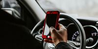 Using a cellphone while driving can have fatal consequences. (Photo: Melissa Mjoen / Unsplash)