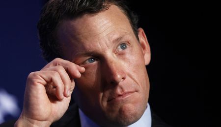 Lance Armstrong apologizes to staff of cancer foundation