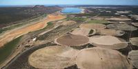 Part of Verlorenvlei in February 2019, showing the drying vlei to the left and intensive agriculture with centre-pivot irrigation to the right. (Photo: John Yeld)