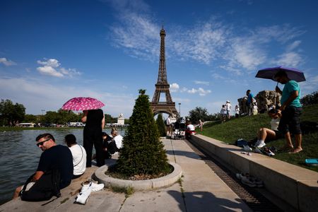 Temperatures to exceed 40C in European heatwave as three die in France