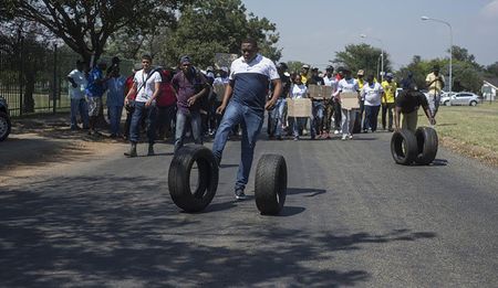 GroundUp: Police vehicle petrol-bombed in Hoërskool Overvaal protests
