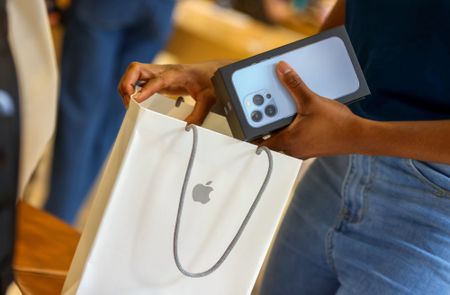 Apple Warning Points to Consumer Caution in Omicron-Hit World