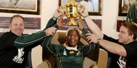 Jake White and John Smith with Nelson Mandela as the Springboks show the former president the Webb Ellis Throphy they won at the Rugby World cup on October 27, 2007, in Johannesburg, South Africa. (Photo by Gallo Images / Sunday Times / Simphiwe Nkwali)