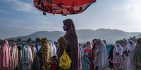 YOGYAKARTA, INDONESIA - MAY 02: A woman holds balloon as Indonesian Muslims perform Eid Al-Fitr prayer on 'sea of sands' at Parangkusumo beach on May 02, 2022 in Yogyakarta, Indonesia. Muslims around the world celebrate Eid al-Fitr with their families with feasts to mark the end of Ramadan, the holy month of fasting. (Photo by Ulet Ifansasti/Getty Images)