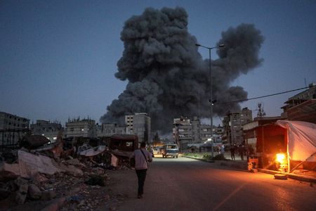 Israel steps up Gaza bombardment ahead of White House talks on ceasefire