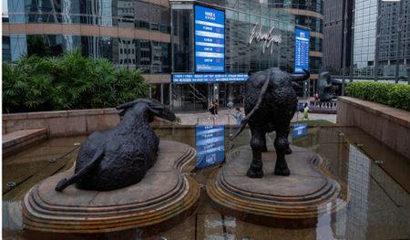 Gold eyes new highs as investors brace for U.S.-Russia talks and market volatility