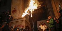  Georgian opposition supporters burn effigy of Georgian Prime Minister Kobakhidze, during a protest in front of the Parliament building in Tbilisi, Georgia, 30 November 2024. Thousands of pro-EU activists demonstrated in the Georgian capital of Tbilisi to protest against the country's ruling party decision to suspend accession talks with the European Union (EU) until the end of 2028.  EPA-EFE/DAVID MDZINARISHVILI