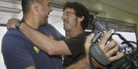 Photographer Emilio Morenatti embraces Yaniv Zohar (Photo: AP Photo / Tsafrir Abayov, File)