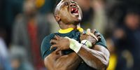 epa06797034 Aphiwe Dyantyi of South Africa celebrates after scoring a try during the rugby test match at the Ellis Park Stadium in Johannesburg, South Africa, 09 June 2018.  EPA/KIM LUDBROOK