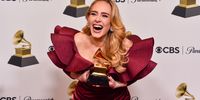 LOS ANGELES, CALIFORNIA - FEBRUARY 05: Adele poses with the Best Pop Solo Performance Award for "Easy on Me" in the press room during the 65th GRAMMY Awards at Crypto.com Arena on February 05, 2023 in Los Angeles, California. (Photo by Alberto E. Rodriguez/Getty Images for The Recording Academy)