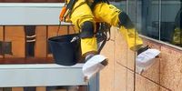 Daredevil Window Washer Cape Town CBD. Photographer: Janice Ashby