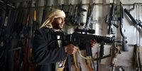 A Yemeni arms dealer holds a machine gun inside a weapon shop at Jahana district, east of the capital Sana'a, Yemen, 1 February 2013. (Photo: EPA / YAHYA ARHAB)