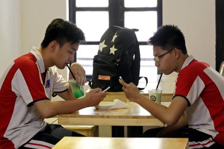 France closes in on phone ban in schools from September