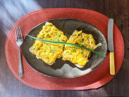 Lekker Brekker Monday: An easy, cheesy, breezy scramble