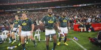 epa06797046 South Africa's captain Siya Kolisi (C) bband his teammates celebrate after the rugby test match at the Ellis Park Stadium in Johannesburg, South Africa, 09 June 2018.  EPA/KIM LUDBROOK