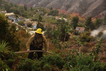 Los Angeles evacuees told stay away from home at least another week