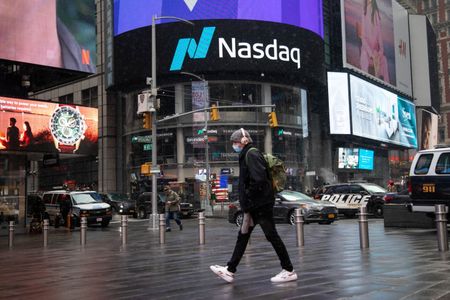 Stocks decline as growth, rate worries persist: markets wrap
