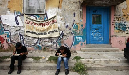Analysis: Greeks not alone in bank savings exodus