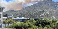 As the fire reaches Pringle Peak it looks like an exploding volcano. Photographer: Penny Swift