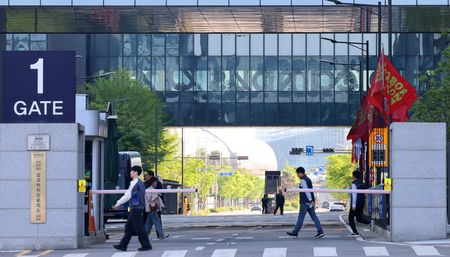 Samsung workers begin voting on pay deal, some non-chip employees to oppose it