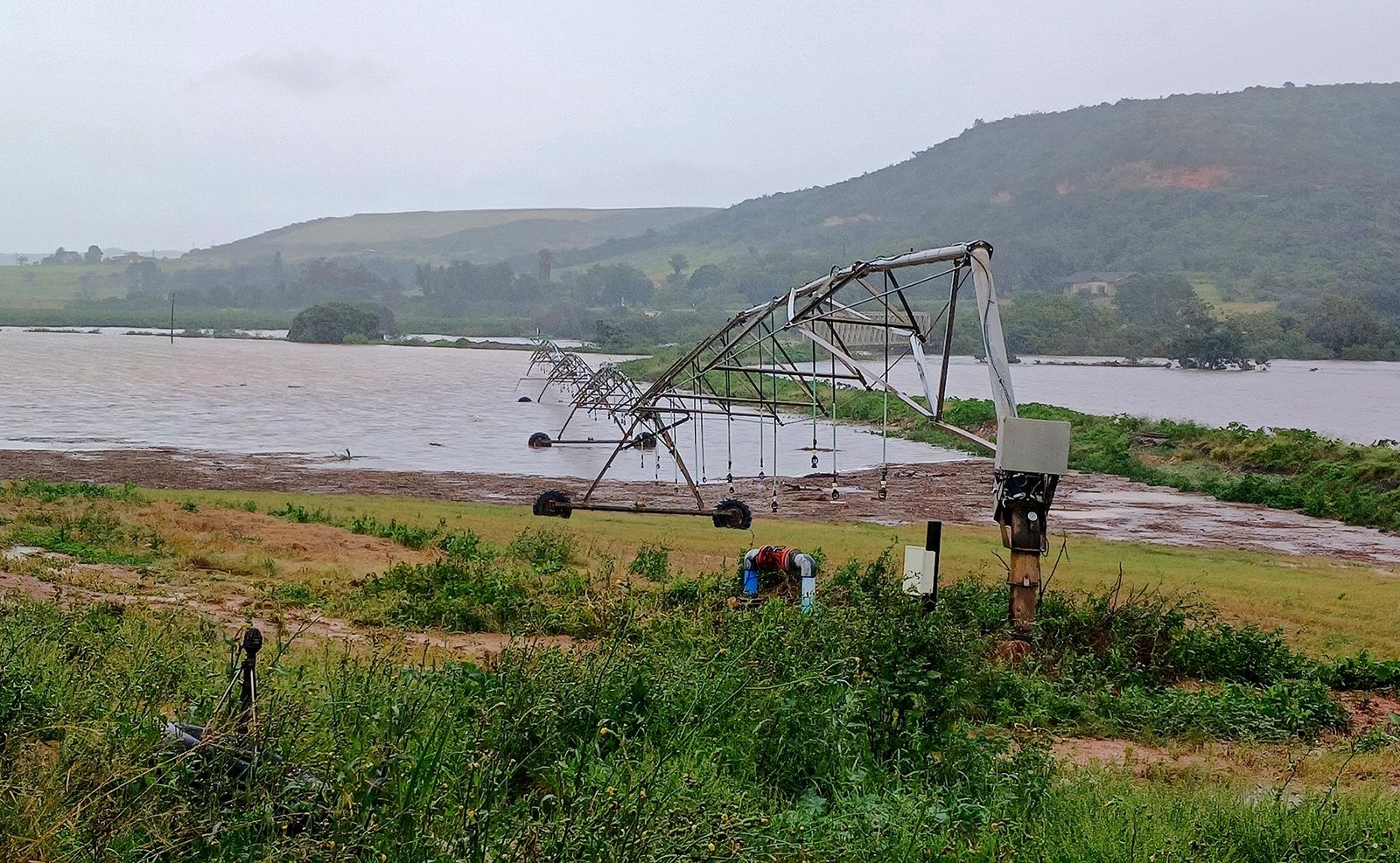 Kouga Dam Overflows Amidst Devastating Rains in South Africa — image 4