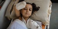 A wounded girl who lost one hand, with the other injured as well due to the Israeli bombing of their home in northern Gaza, Palestine, on 17 November 2023. (Photo: Belal Khaled).