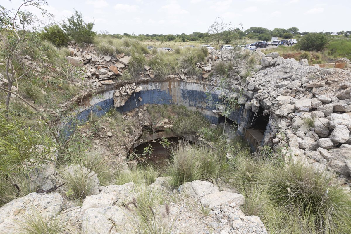 South African police launch manhunt for gang leader of illegal mine