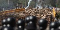 Supporters of Bolivia's former president, Evo Morales, clash with Bolivian police at a roadblock in Parotani, Bolivia, 01 November 2024.  EPA-EFE/LUIS GANDARILLAS