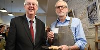 Labour Party leader Jeremy Corbyn, right, with First Minister of Wales Mark Drakeford at a cafe in Barry Island, Wales, in 2019 (Photo: EPA-EFE / Andy Rain)