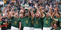 Springbok captain Siya Kolisi raises the Rugby Championship trophy as he celebrates with team mates after their victory against Argentina at Twickenham in London on 4 October 2025. (Photo: David Rogers / Getty Images)