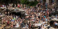 SYDNEY, AUSTRALIA - JANUARY 26: A large crowd gathers in Gordons Bay in Sydney’s East as temperatures soar on January 26, 2021 in Sydney, Australia.  Australia Day, formerly known as Foundation Day, is the official national day of Australia and is celebrated annually on January 26 to commemorate the arrival of the First Fleet to Sydney in 1788. Indigenous Australians refer to the day as 'Invasion Day' and there is growing support to change the date to one which can be celebrated by all Australians. (Photo by Brook Mitchell/Getty Images)