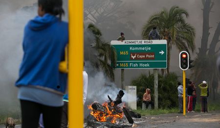 GroundUp: In photos – Ocean View residents and police clash over failure to reduce crime