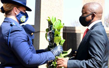 Bheki Cele honours the fallen at SAPS annual Commemoration Day