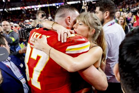 Taylor Swift shares the glare with Kelce, Mahomes on Super Bowl Sunday