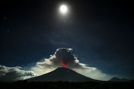 Thousands of tourists stranded as Bali volcano erupts
