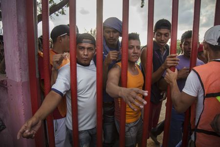 US warns migrant 'caravan' against trying to enter