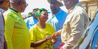 Anna Muakgi talks to the president as he makes his way to the stadium after he finished the cleaning activities and fixing potholes in Delmas, Mpumalanga during the Letsema campaign. (Photo: Cebile Ntuli)