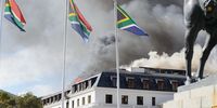 Parliament in Cape Town continues to burn on January 03, 2022 in Cape Town, South Africa. It is reported that the roof of the National Assembly building is on fire again. (Images by Gallo Images/ER Lombard)
